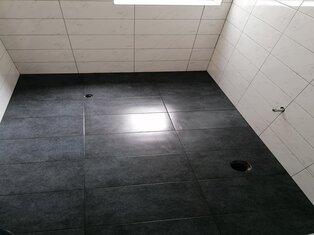 Crne podne pločice